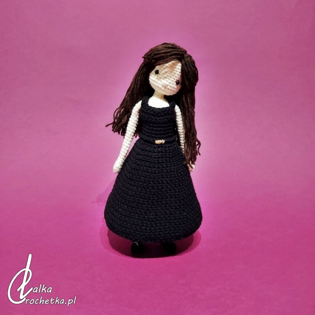 kobieta w czerni klasyczna lalka personalizowana prezent walentynki