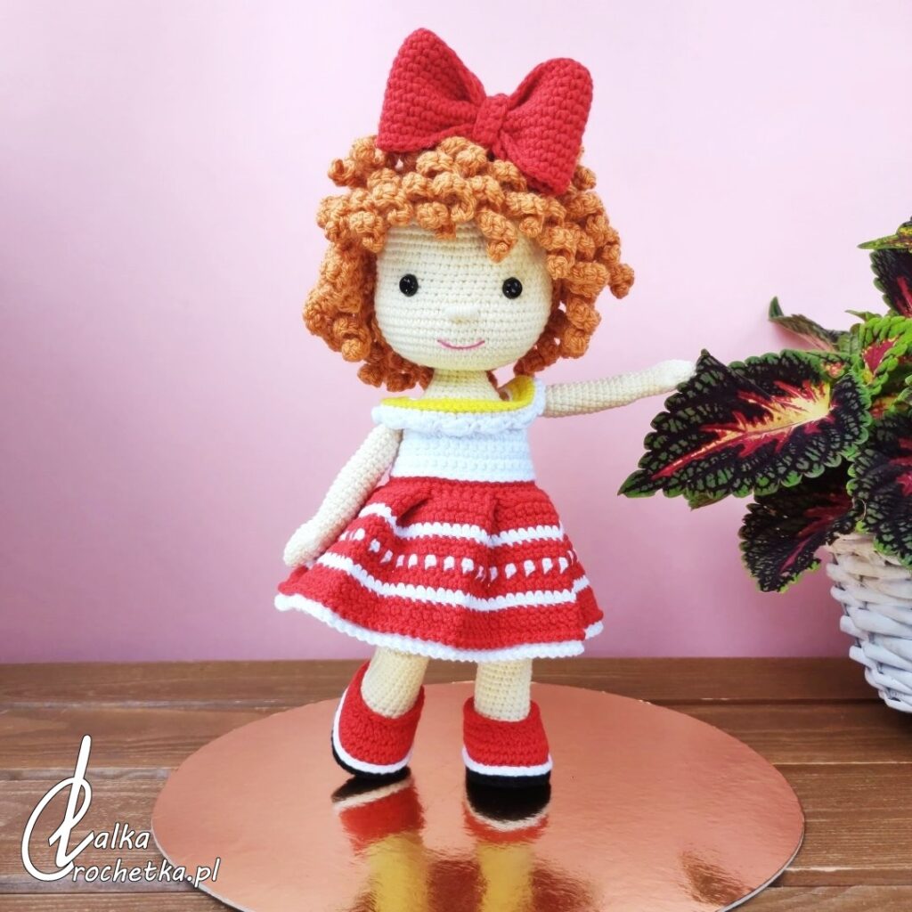 lalka crochetka ze zdjecia na zamowienie personalizowana rude loki kokarda czerwona spodniczka