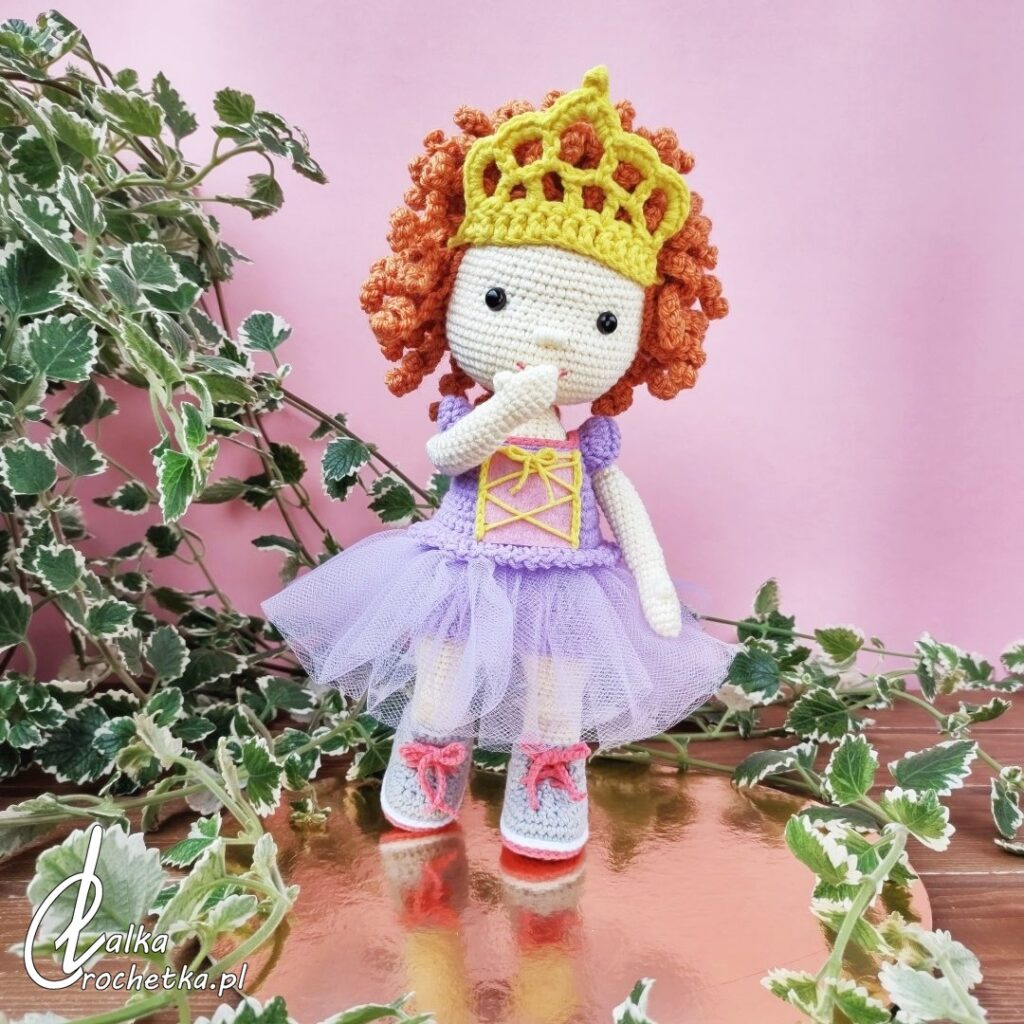 kreatywna lalka crochetka spersonalizowana mala ksiezniczka suknia balowa zlota tiara