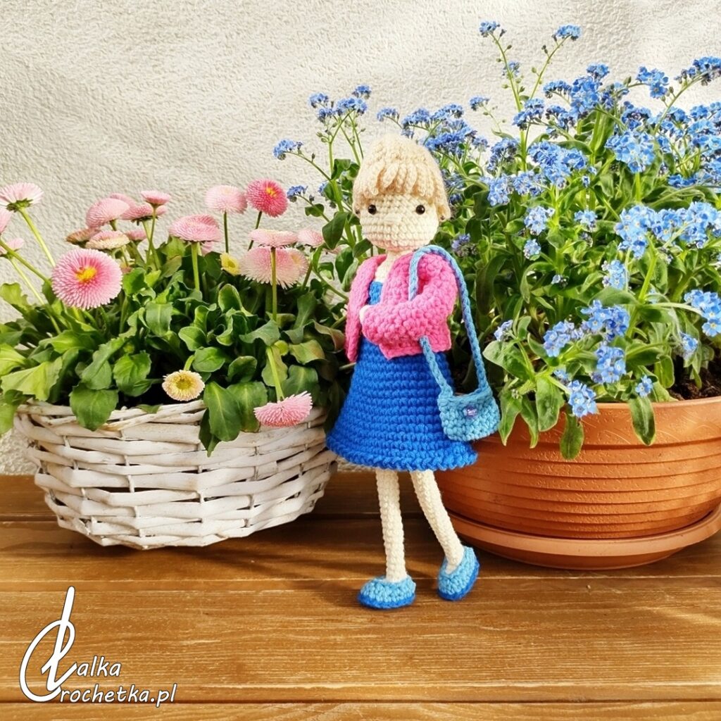 lalka crochetka spersonalizowana siostra prezent urodziny niebieska sukienka elegancka dama w kwiatach