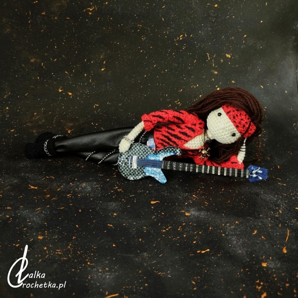 figurka kolekcjonerska spersonalizowana gitara bas muzyk rock metal lalka