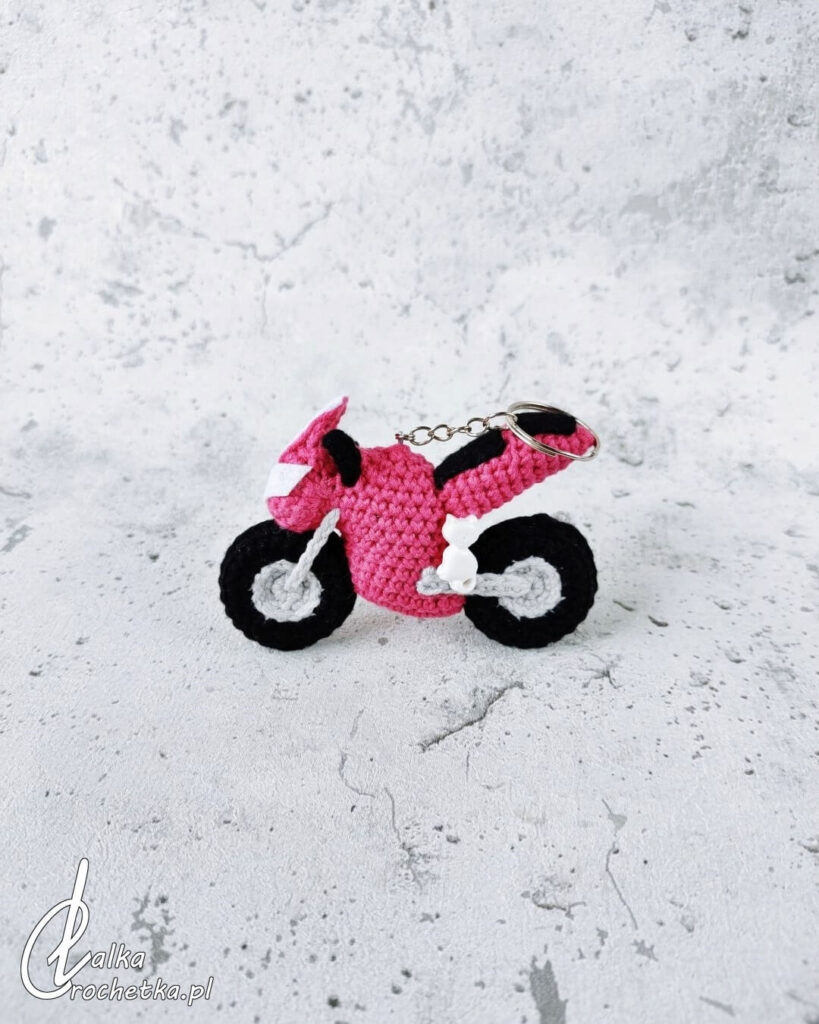 brelok motocykl rozowy lalkacrochetka