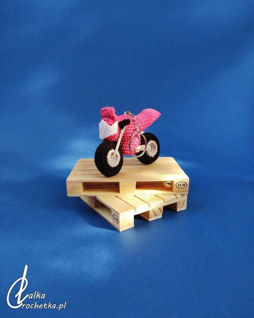 motobike pink keychain lalka crochetka