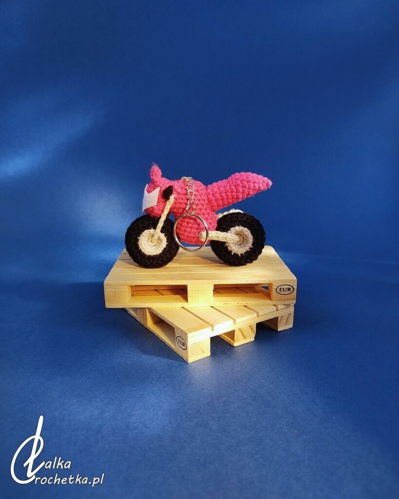 rozowy scigacz breloczek motocyklowy handmade