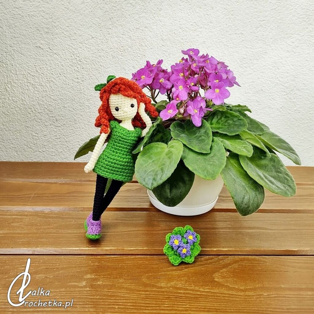 lalka Wiola na drewnianej polce z roslinami inspiracja na idealny prezent dla roslinnej fanki