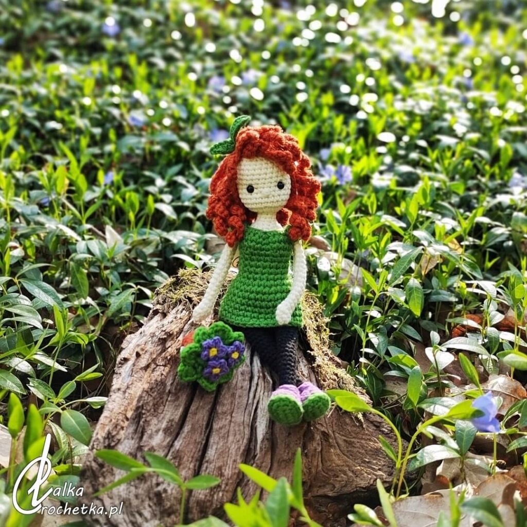 lalka crochetka Wiola Fiolek wyjatkowy prezent z przesłaniem przypomina o wsparciu akceptacji i wrazliwosci