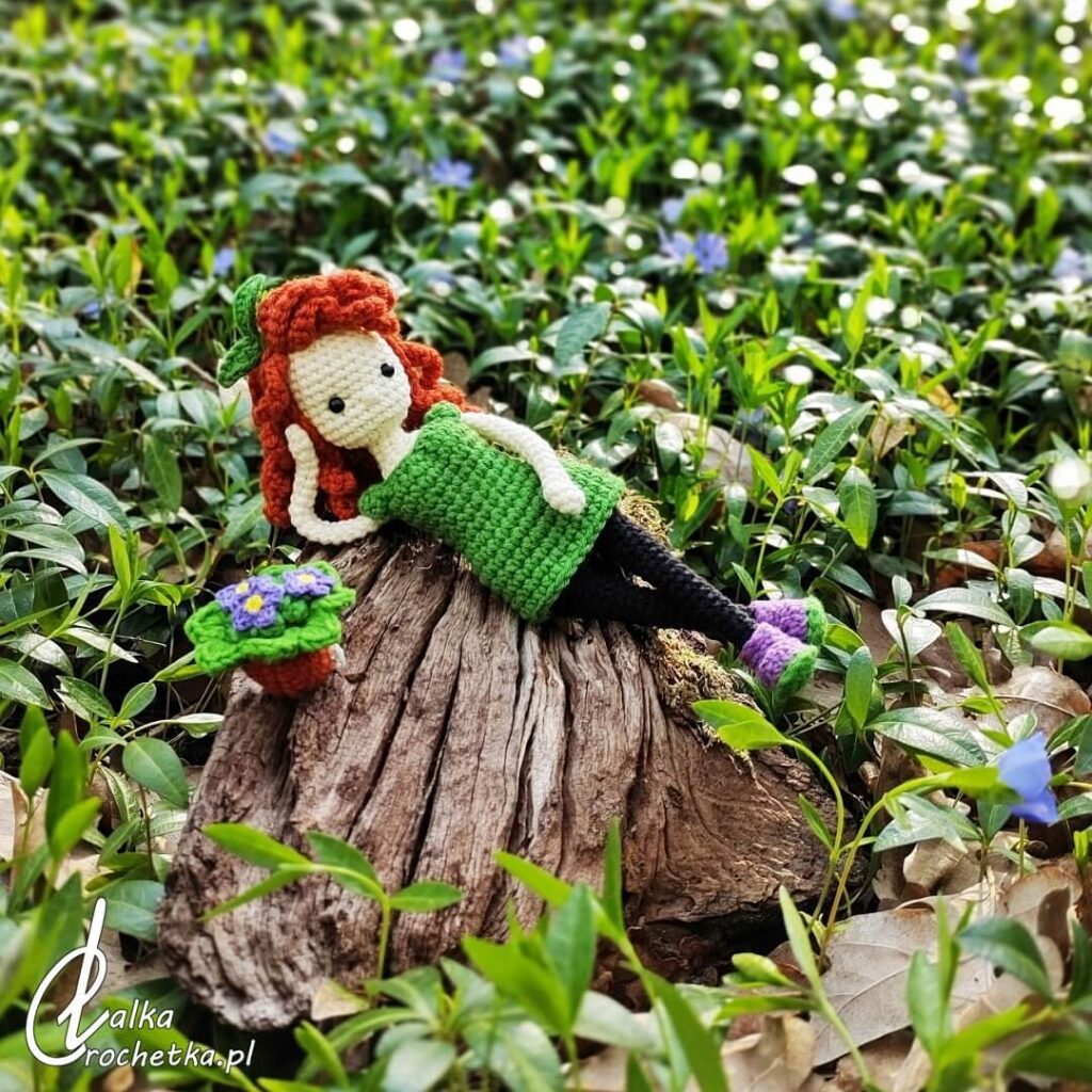 lalka crochetka amigurumi Wiola Fiolek z rudymi lokami i doniczka mala ja selfie lalka