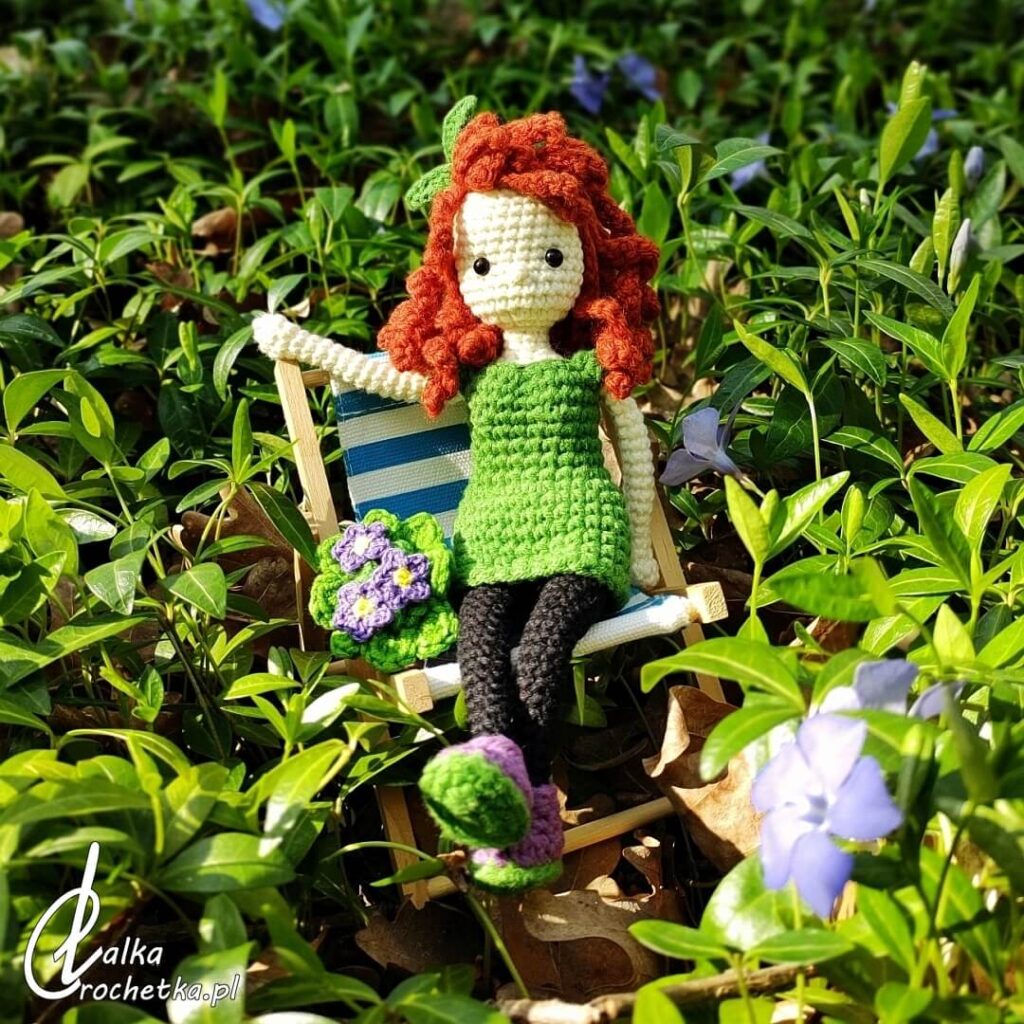 personalizowana lalka Wiola Fiolek z rudymi lokami i doniczka fiolkow idealny prezent dla milosniczki roslin Lalka Crochetka