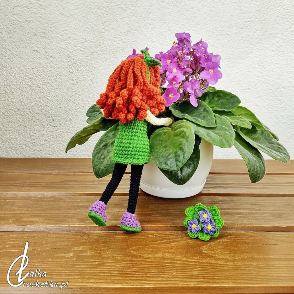 personalizowana lalka crochetka amigurumi inspirowana fiolkami i miloscia do roslin rekodzielo dla kolekcjonerow roslinek