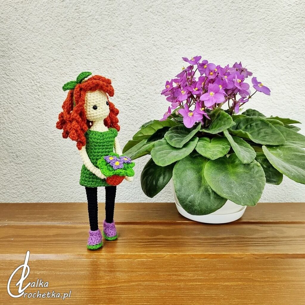 recznie robiona handmade lalka kolekcjonerska w zielonej sukience i opasce z listkami unikalny projekt na zamowienie