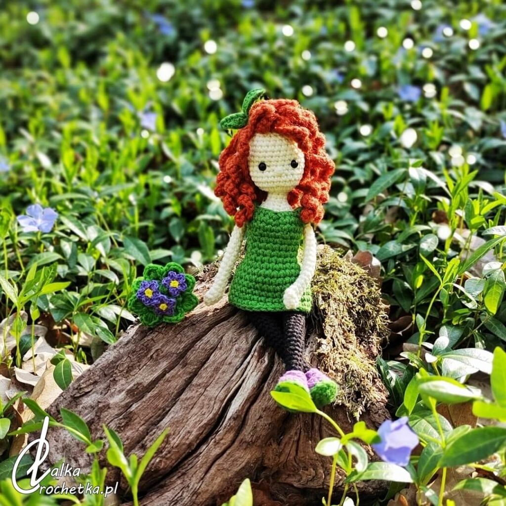 unikalna personalizowana lalka crochetka amigurumi na zamowienie Wiola Fiolek w zielonej sukience z roslinka w dloni
