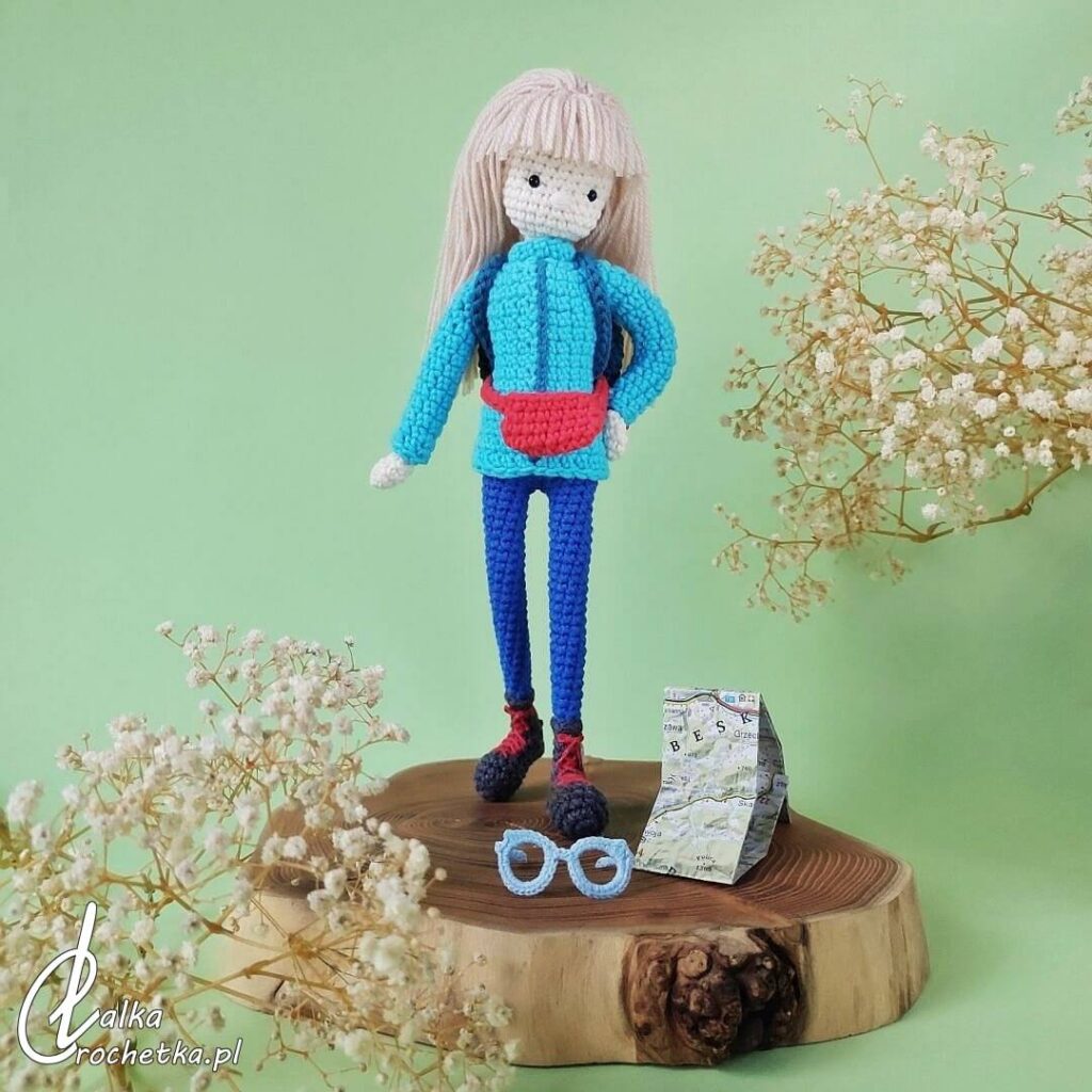 customowa lalka crochetka turystka gory upominek personalizowany