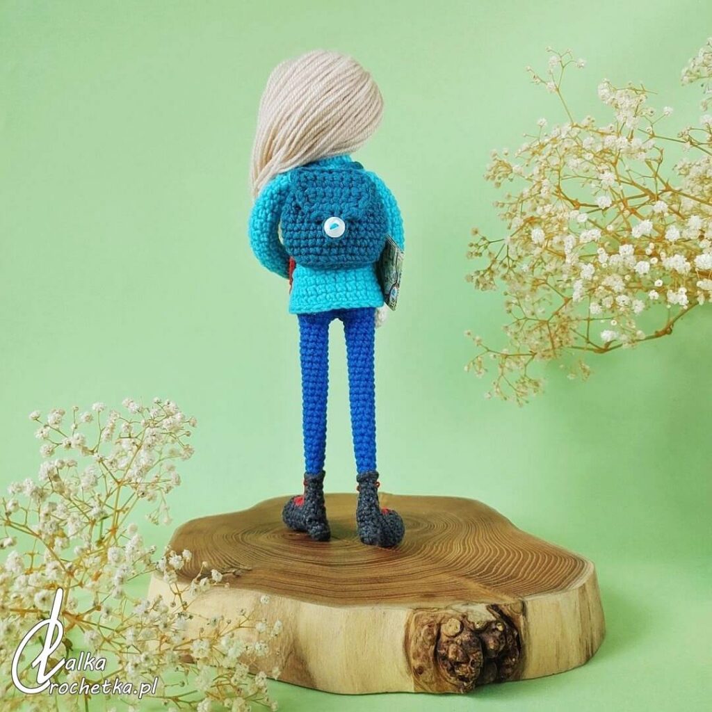 lalka crochetka portretowa plecak wyjazd turystyka gorska dla przyjaciolki na urodziny upominek