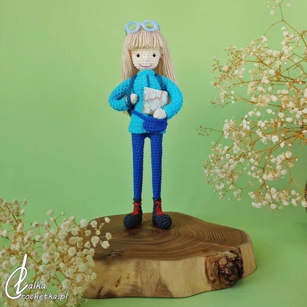 spersonalizowana lalka crochetka OOAK przyjaciolka turystka gorska wspinaczka akcesoria foto