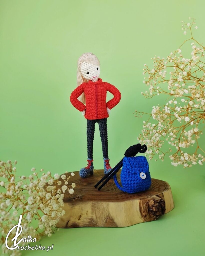 customowa lalka crochetka przyjaciolka turystka gory upominek personalizowany