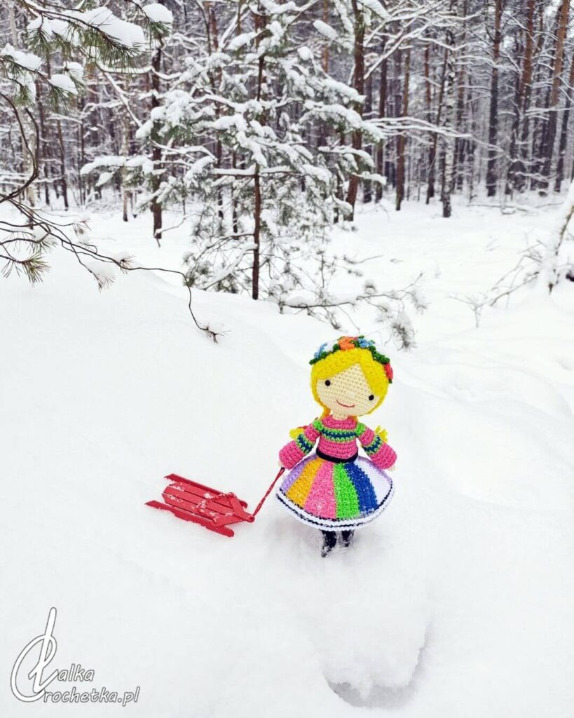 figurka tradycyjny regionalny stroj ludowy lowicki z sankami zimowy las wawerski warszawa