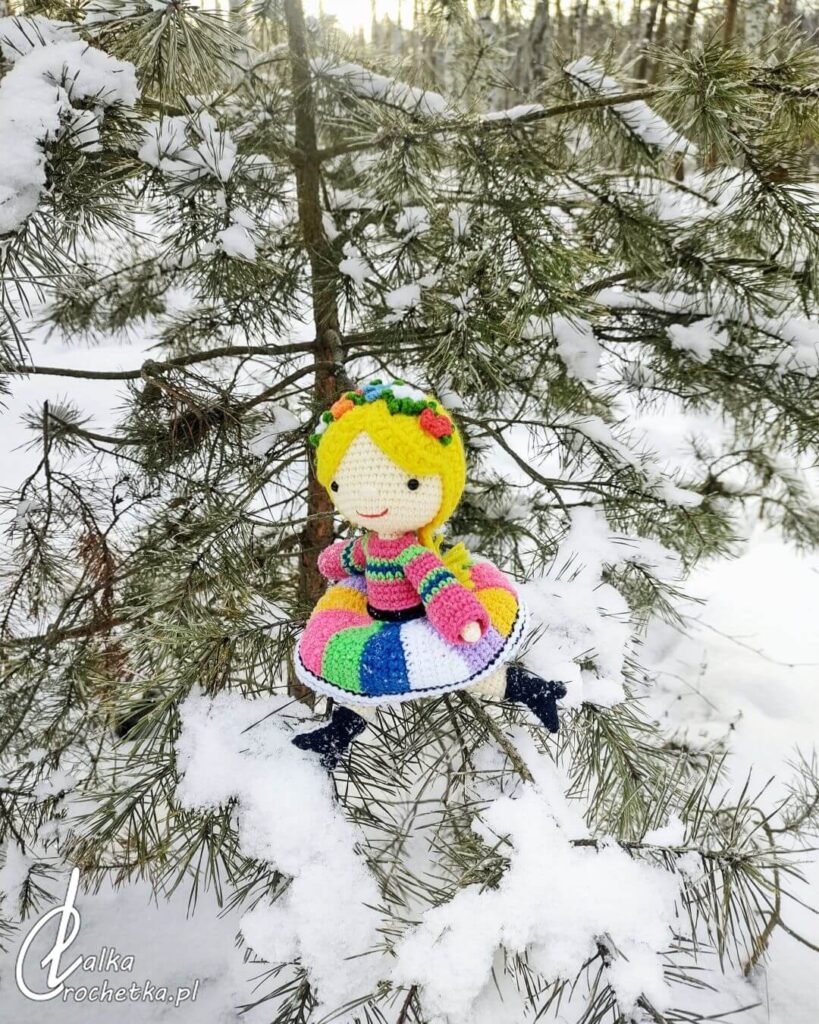 lalka crochetka w polskim stroju ludowym lowiczanka mazowiecki park krajobrazowy