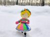 lalka lowiczanka stroj ludowy na sniegu pamiatka selfie doll