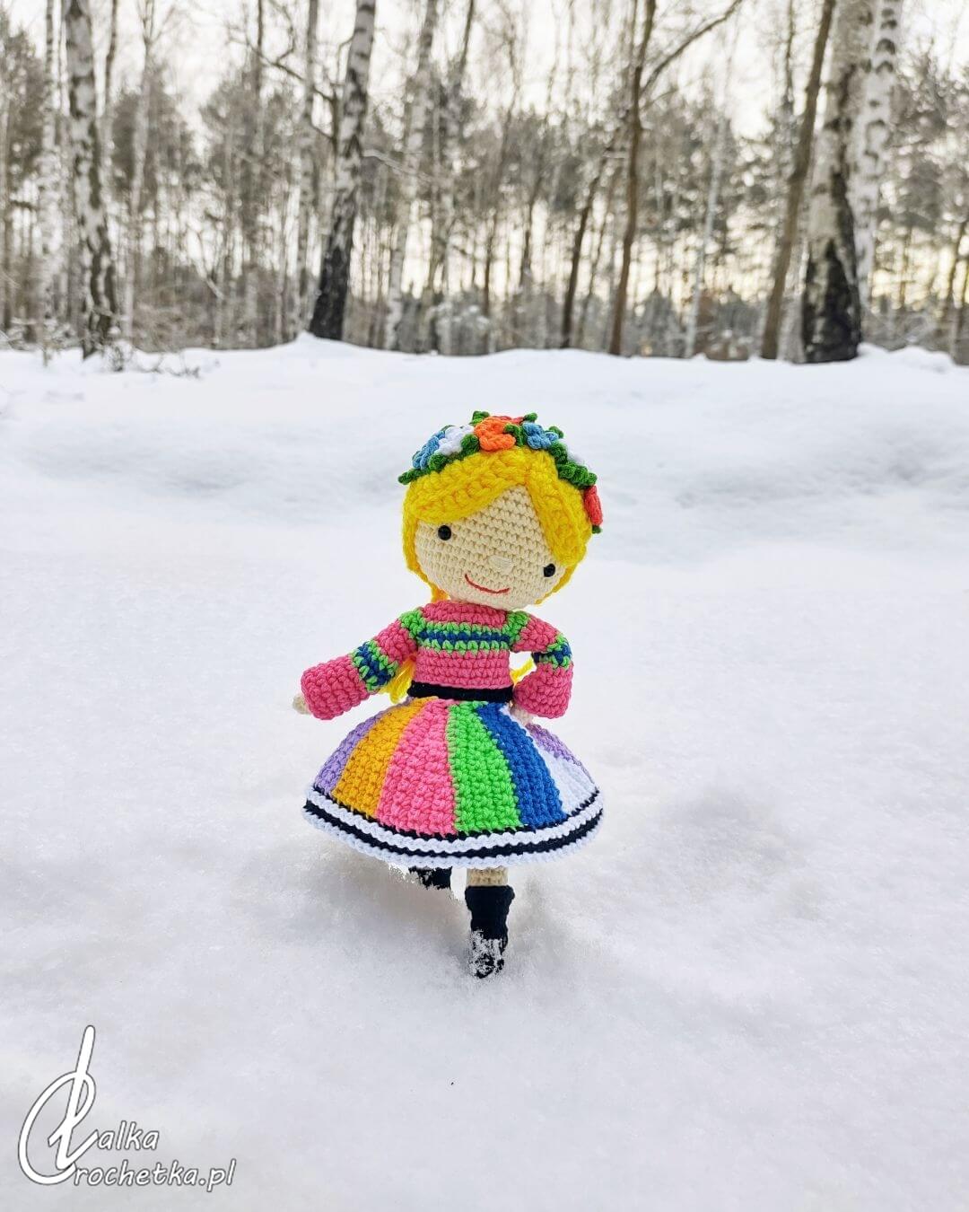 lalka lowiczanka stroj ludowy na sniegu pamiatka selfie doll