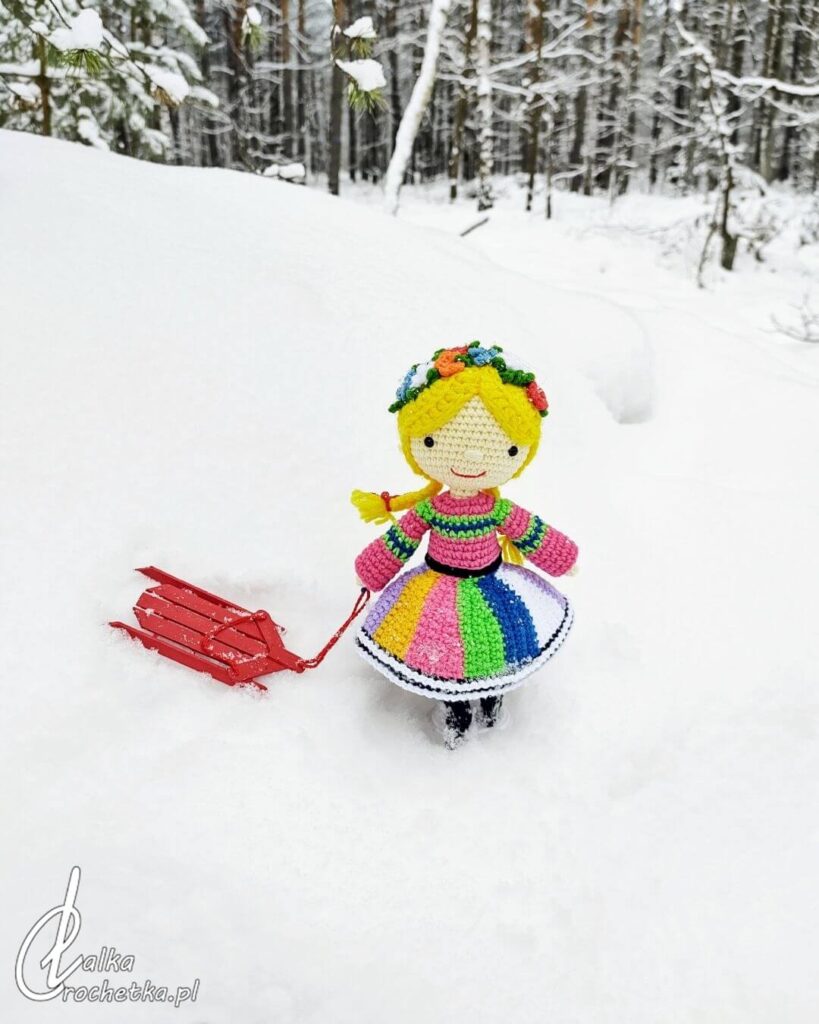 lalka w stroju ludowym lowiczanka z sankami upominek wewnetrzne dziecko
