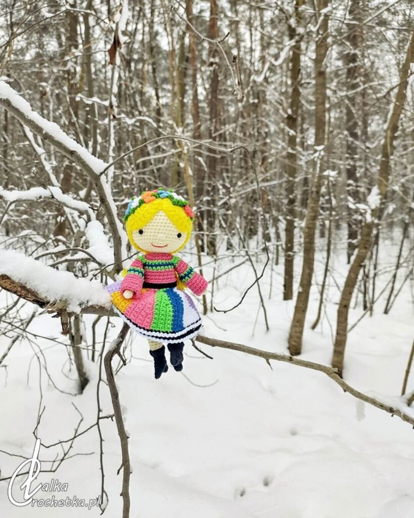 lowicki stroj ludowy lalka crochetka zima las wawer